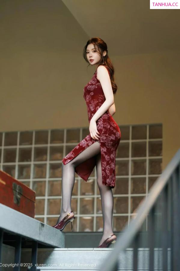 梦心玥  [XiuRen]高清写真图 2025.04.02 No.10106 梦心玥 红色旗袍第11张图片